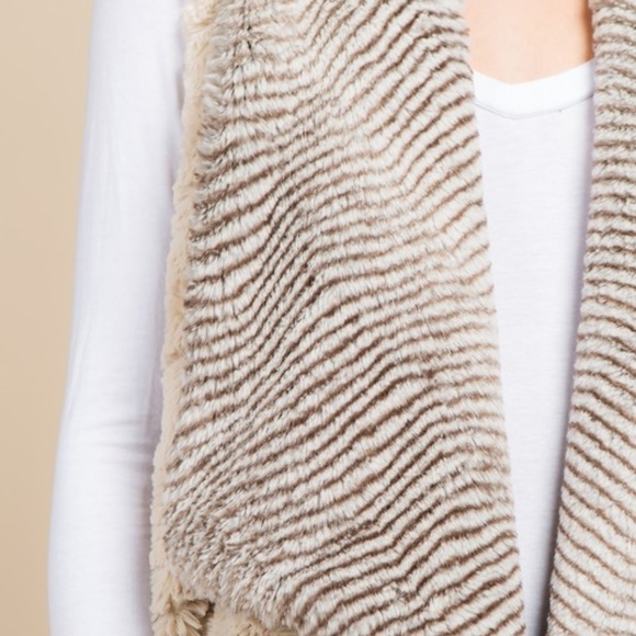 ⭐️  FAUX FUR VEST - Picture 3 of 5